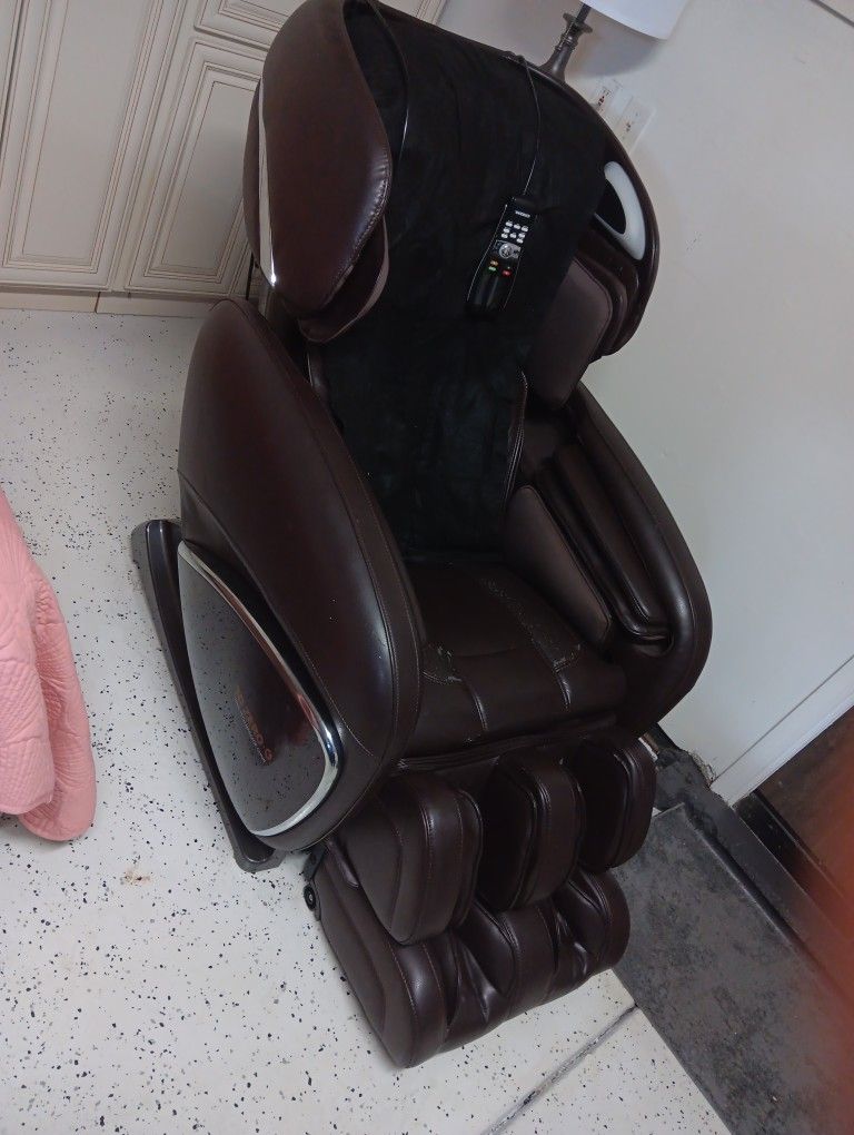 3D Zero G High Tech Massage Chair Cozzia