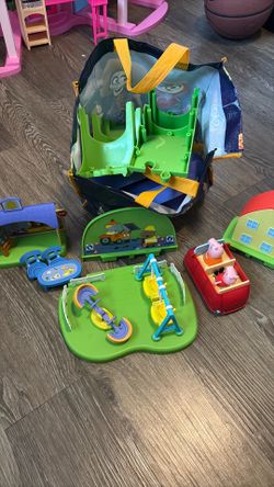 Peppa Pig All Around Peppas town Playset car track