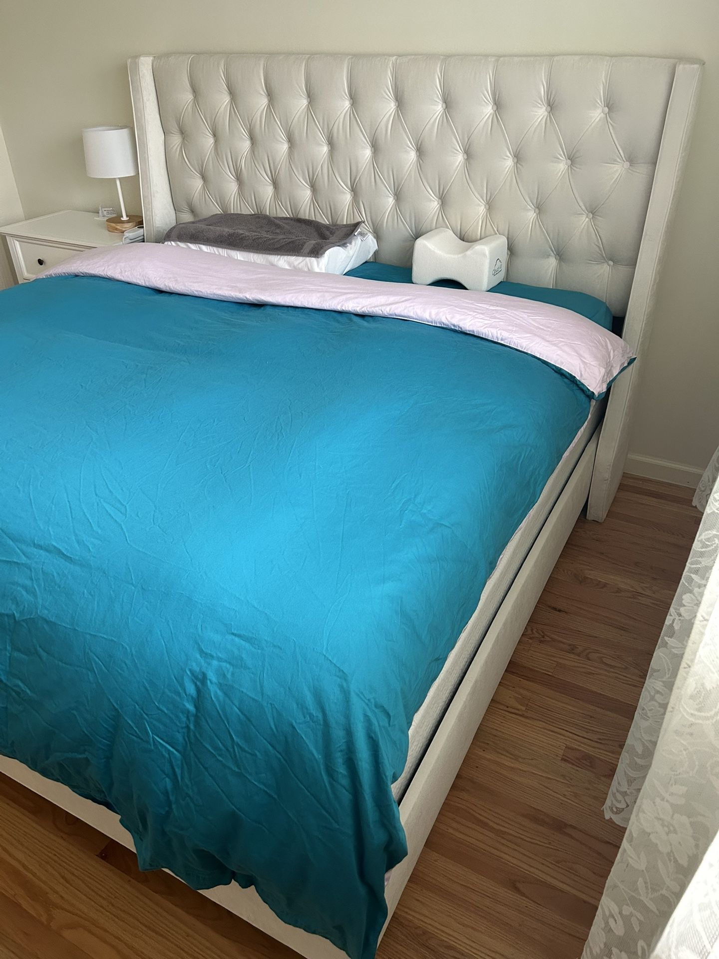 Thorton Tufted Wingback bed - King Size