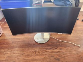 34" Thunderbolt™ 3 Curved Monitor with 21:9 Wide Screen