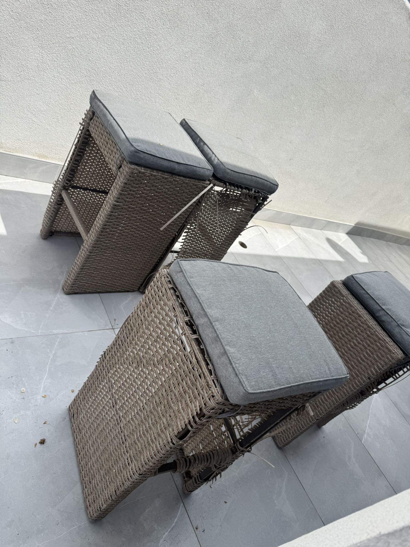 Padio Table With 4 stools