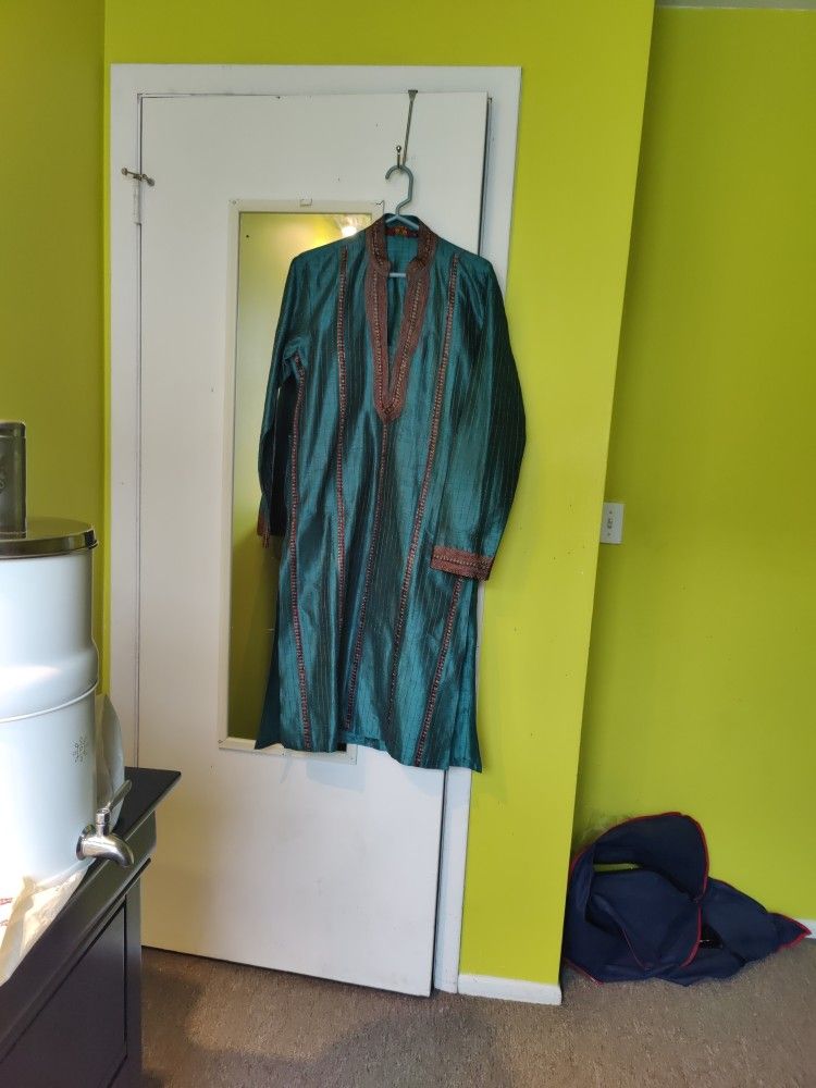 Men's traditional Indian Outfit (Kurta)