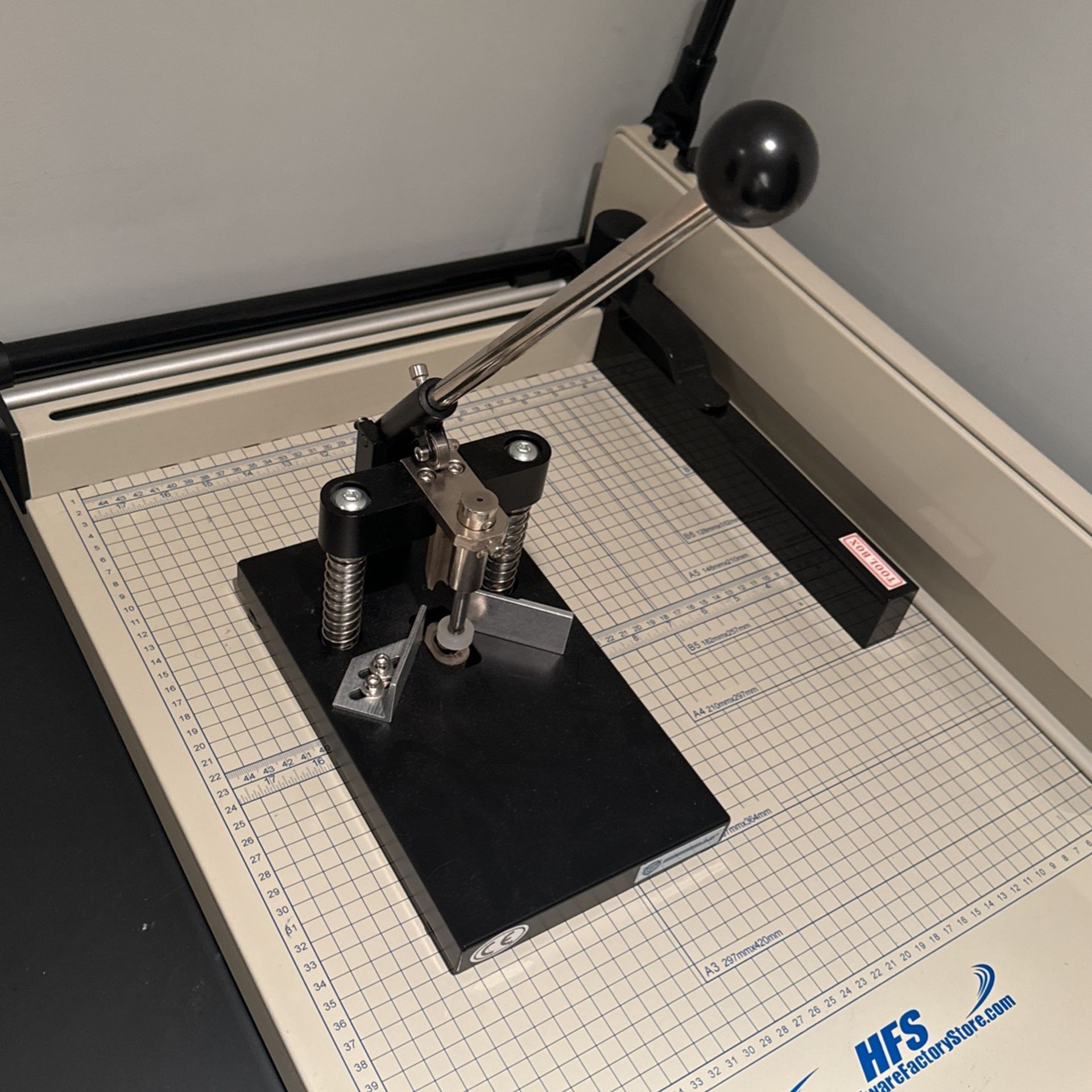 IRONWALLS Corner Rounder Punch Heavy Duty