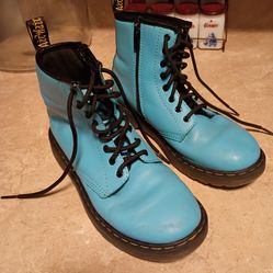 Youth Dr Martens Boys Sz4. Girls Sz5