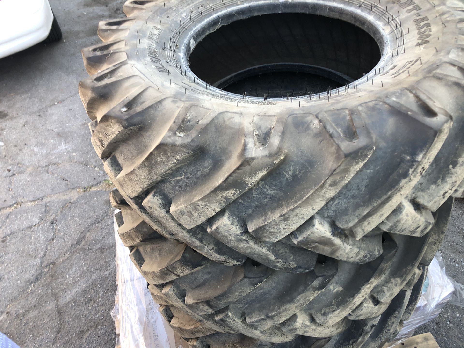 Bobcat/skidsteer tires - New