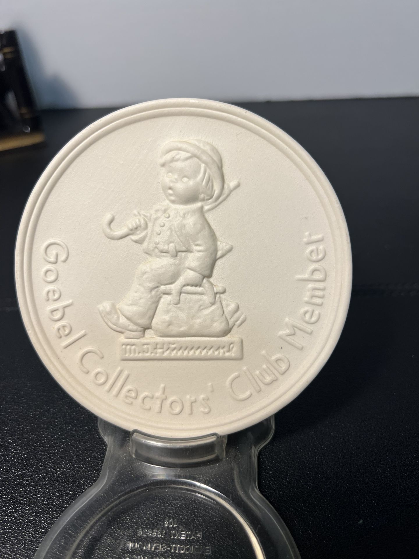 Hummel Goebel Vintage 1976 Merry Wanderer Collectors' Club Plaque 4" TMK6