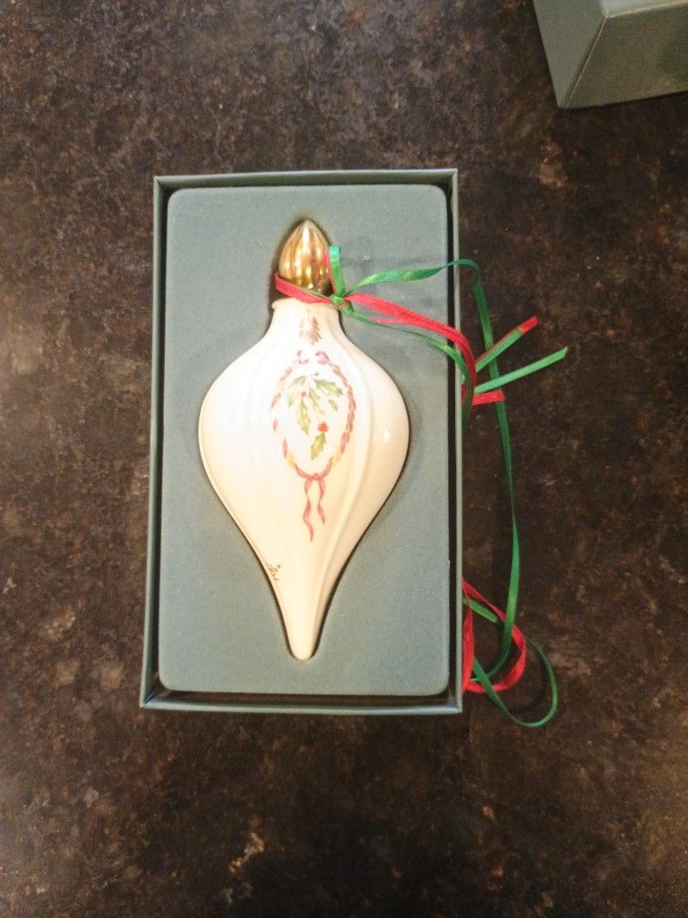 VINTAGE 1990 LENOX CHRISTMAS HOLIDAY TEARDROP PORCELAIN ORNAMENT BOXED 5'