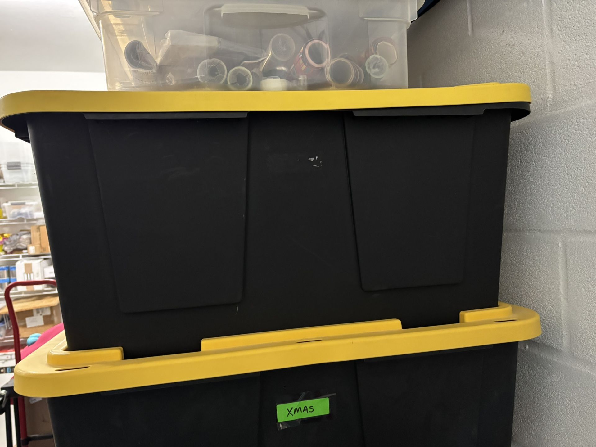 Rubbermaid 27 gallon tote and lid.