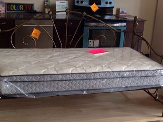 Trundle day bed with mattress