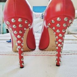 DaNiELa FuNaRi VeRo CuOiO
rEd sTuDDeD sTiLeTToS 
