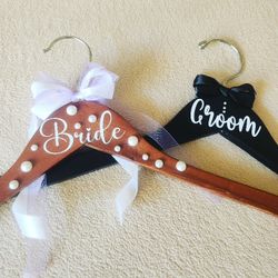 Custom Wedding Hangers 🤍 🖤 