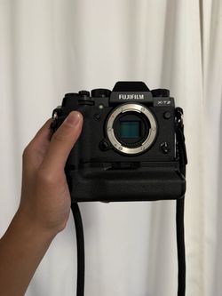 Fujifilm X-T2 + Battery Grip, 3 Batteries & Charger