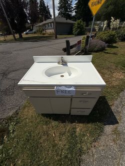 Bathroom sink w faucet