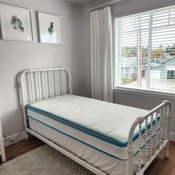 Selling TWIN Bed Without Mattresses 
