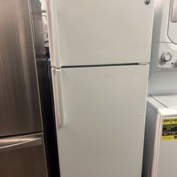 GE Top-Freezer Refrigerator 