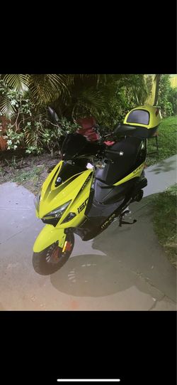 2023 Italica Spektra Gas powered scooter.