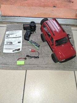 Crawler 4x4 has front lights comes with everything for it has extra parts and 2 batteries firm price $65