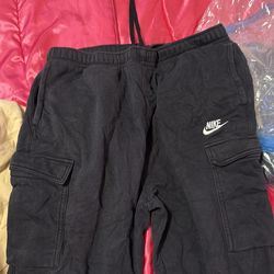 Black Nike sweats with pockets on side size, large in men or women