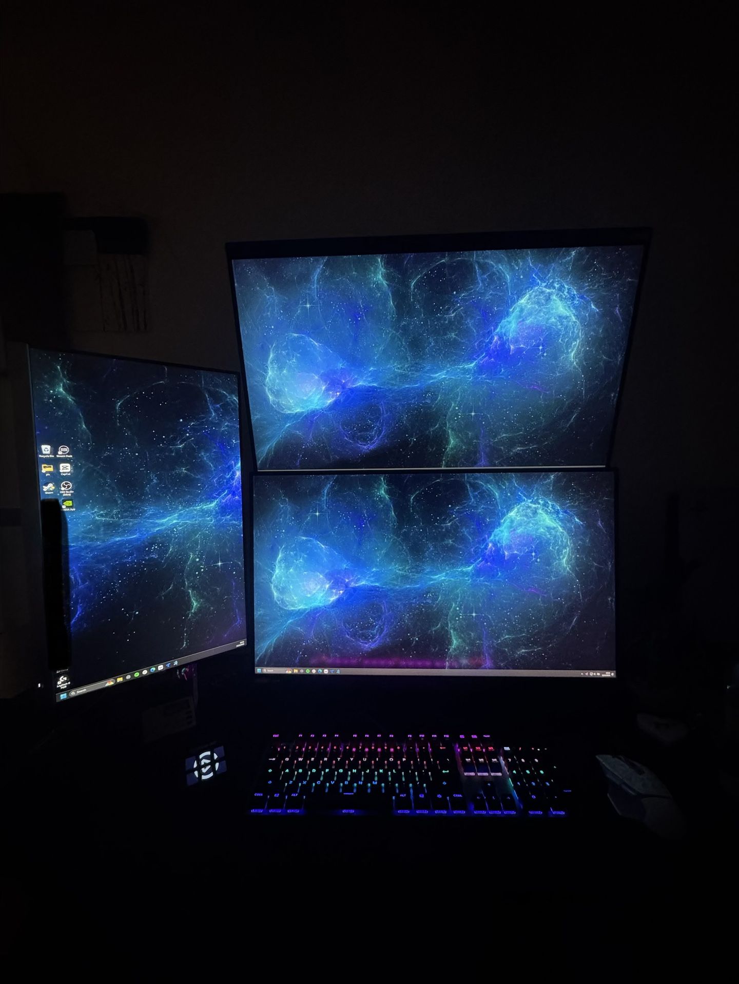 (2) LG 32 Inch Monitor (2560x1440p)(2k)(165Hz) (1)Hp 24 Inch Monitor(1920x1080p)(60Hz)