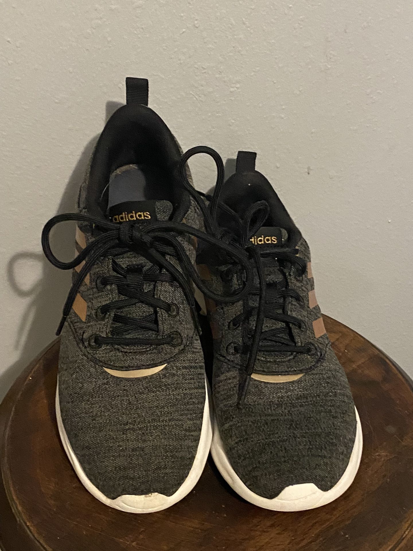Adidas Cloud foam Sz 7