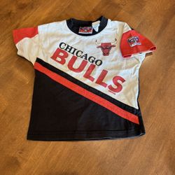 Boys vintage Y2K 90s Chicago Bulls T-shirt shipping available