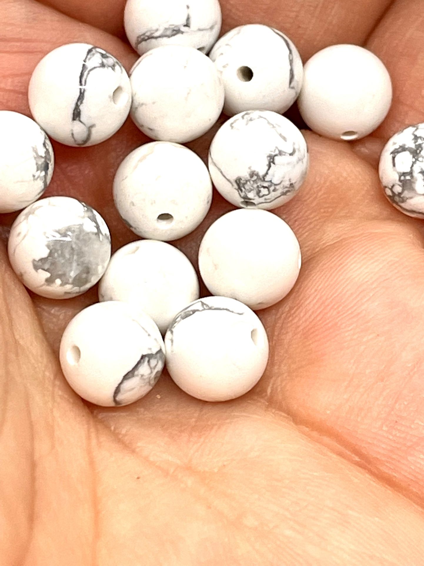 Lot Of 25 8mm Howlite Beads. 824