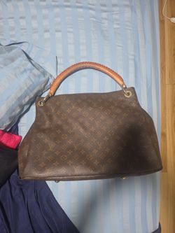 Louis Vuitton Artsy MM shoulder bag in the classic Monogram canvas