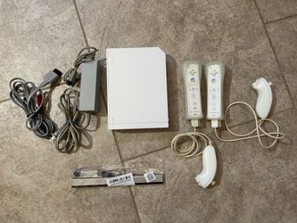 Nintendo Wii Plus 32GB SD Card & Plus 13 Games
