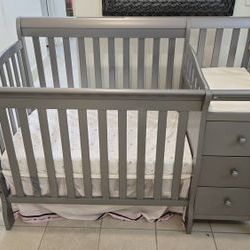 Convertible Baby Crib with Attached Changing Table & Drawers – Excellent Condition
$125