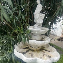 Lovely large water fountain in good condition best offer 200$.