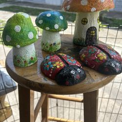 Mushrooms en cemento differences sizes