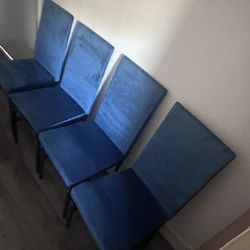 ✅4-BLUE VELVET CHAIRS ((free Delivery))🚚
