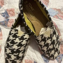 TOMS SZ 7.5 $10