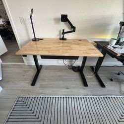 Uplift Sit/ Stand Desk - 40” x 30”