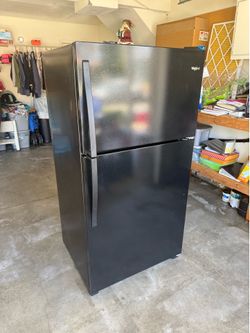 Whirlpool Black Top-Freezer Refrigerator – Excellent Condition