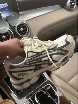 ASICS sneakers size 5 ( 6.5 women’s)