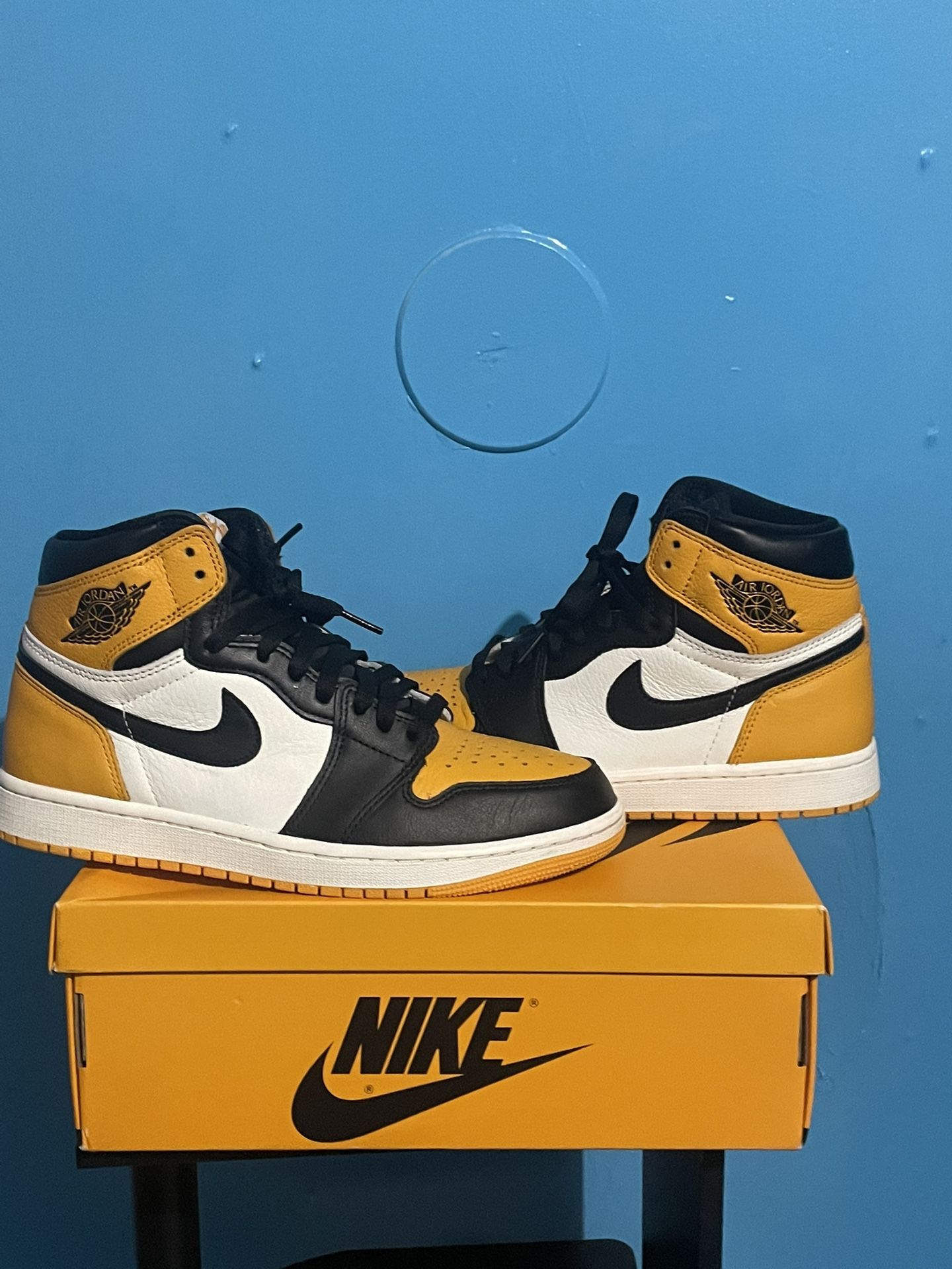 Air Jordan 1 Retro High OG Yellow Toe