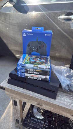PS4 Console Bundle with Games and Controller