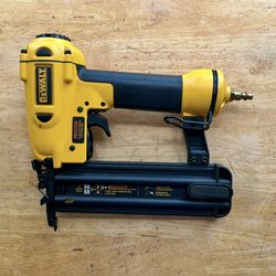 De Walt 5/8” to 2” 18 gauge brad nailer
