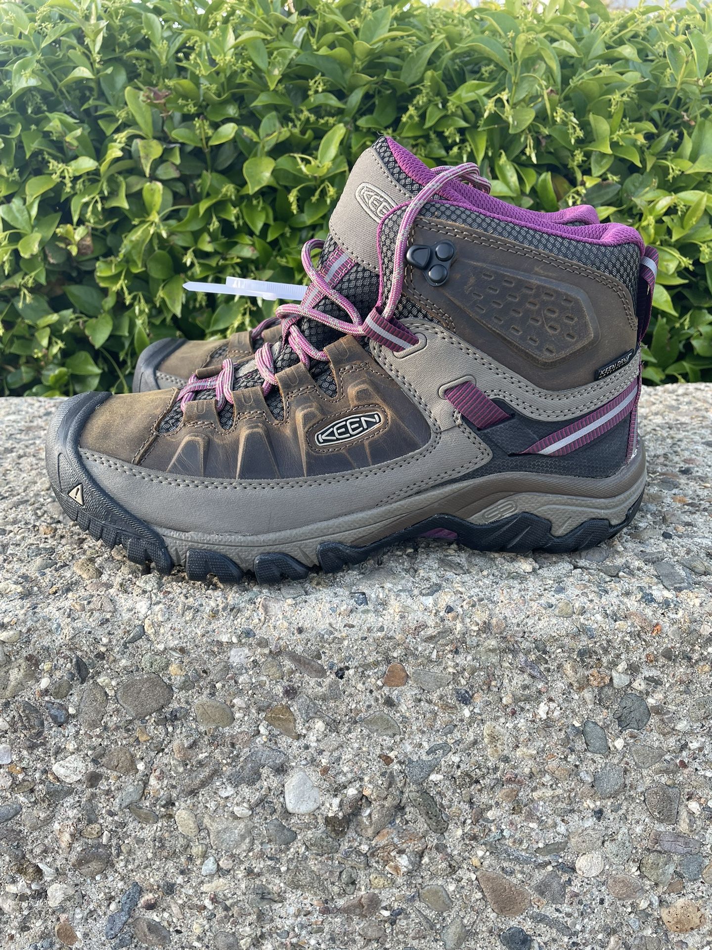Brand New- Keen Targhee III Waterproof Mid Weiss Boysenberry Women’s Size 9