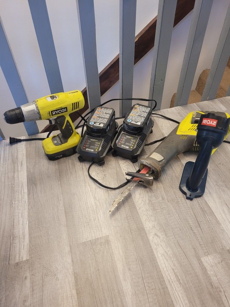 RYOBI drill, flashlight, saw-saw,3 Battery's 2 Chargers