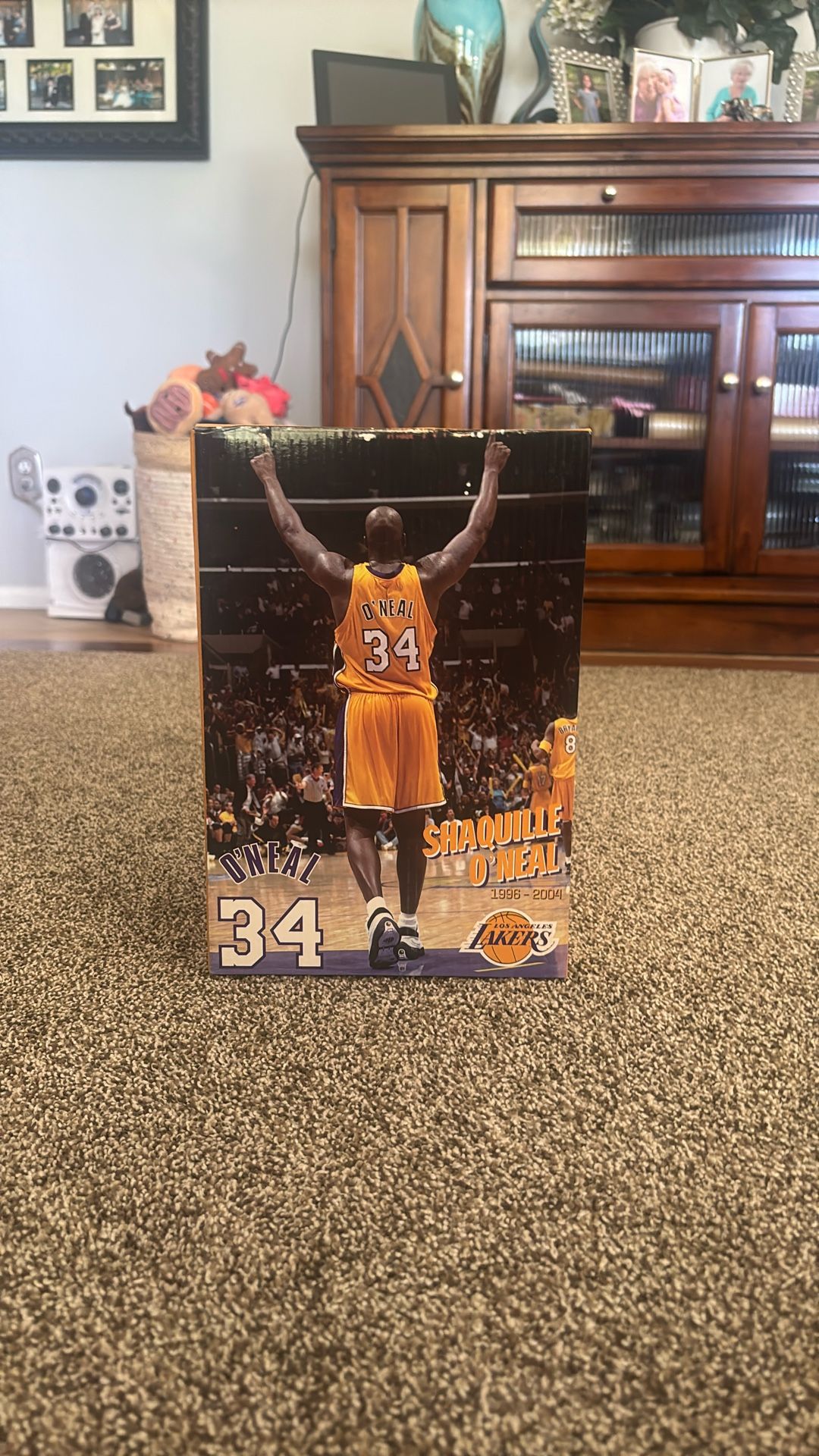 LA Lakers Shaquille O’Neal Limited Edition Gold Statue Stadium Giveaway 