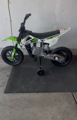 24V motorcycle with training wheels