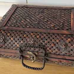 Woven Style Basket Weave Carrying Case w/Latch and Handle.