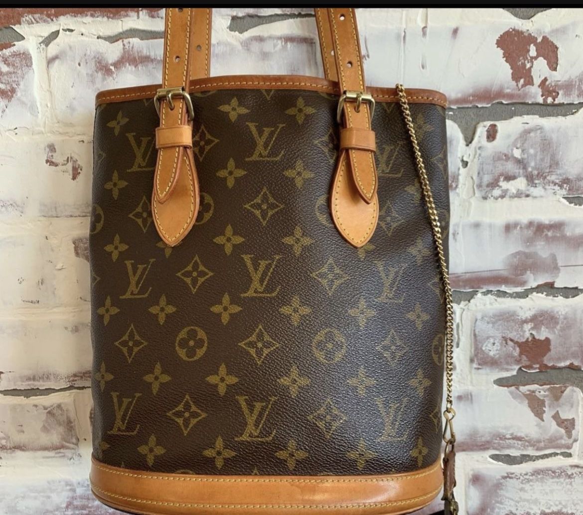 Authentic Louis Vuitton Bucket Pouch for Sale in Miami Beach, FL - OfferUp