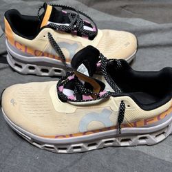 Like New Womens Size 9 Oncloud Monsters