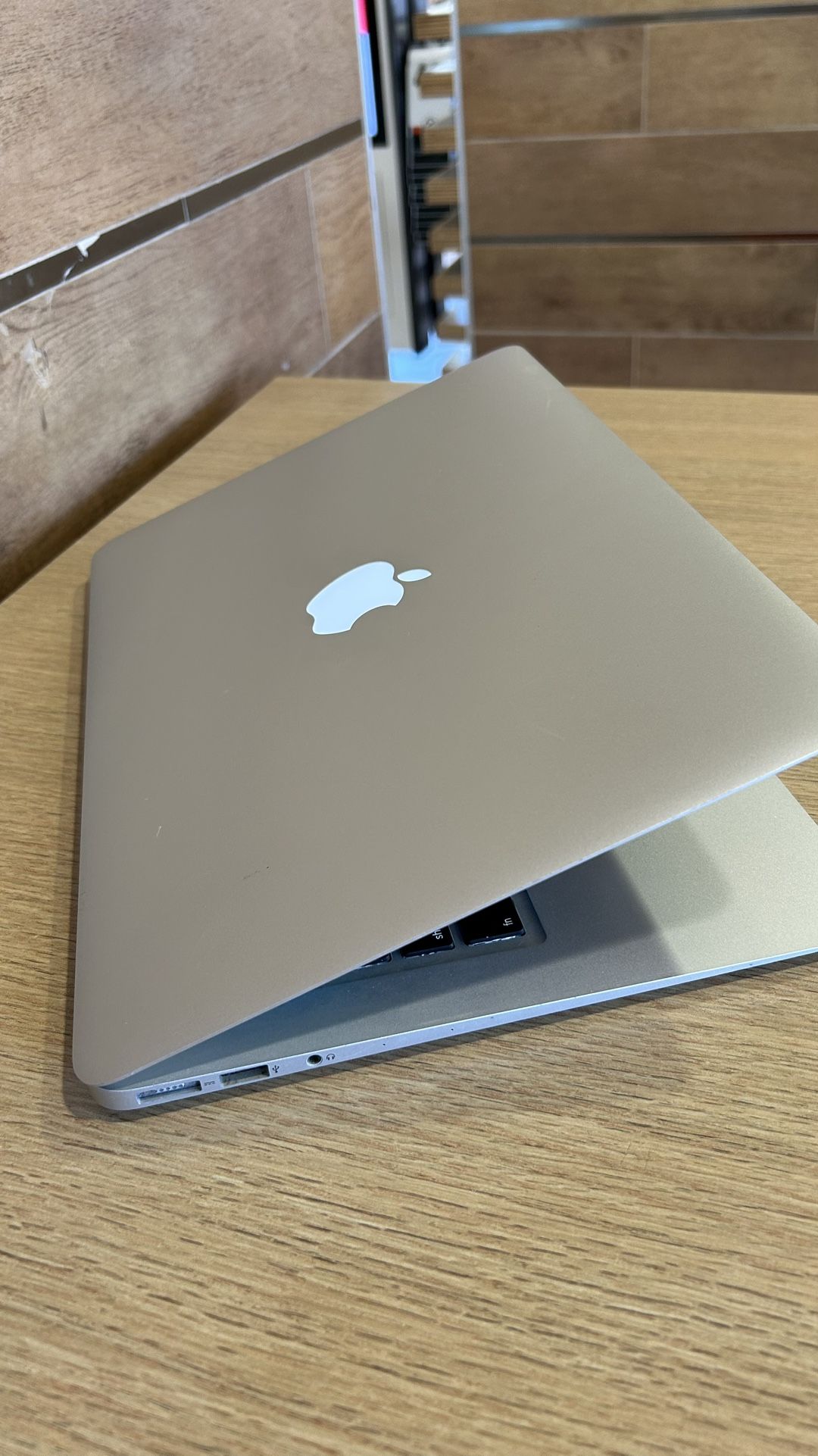 Apple MacBook Air 13” I5/8GB/256GB SSD $200