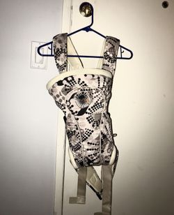 Baby carrier with back support strap