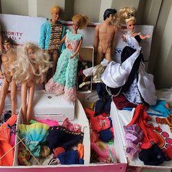 lot of 1968 vintage Barbie matell dolls with world  box