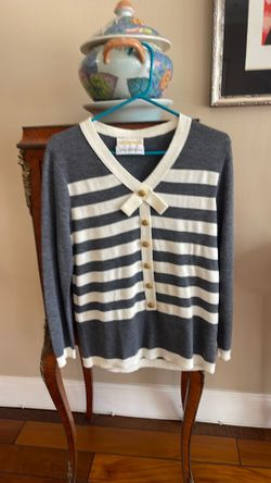 Saks fifth Avenue sweater  size 8
